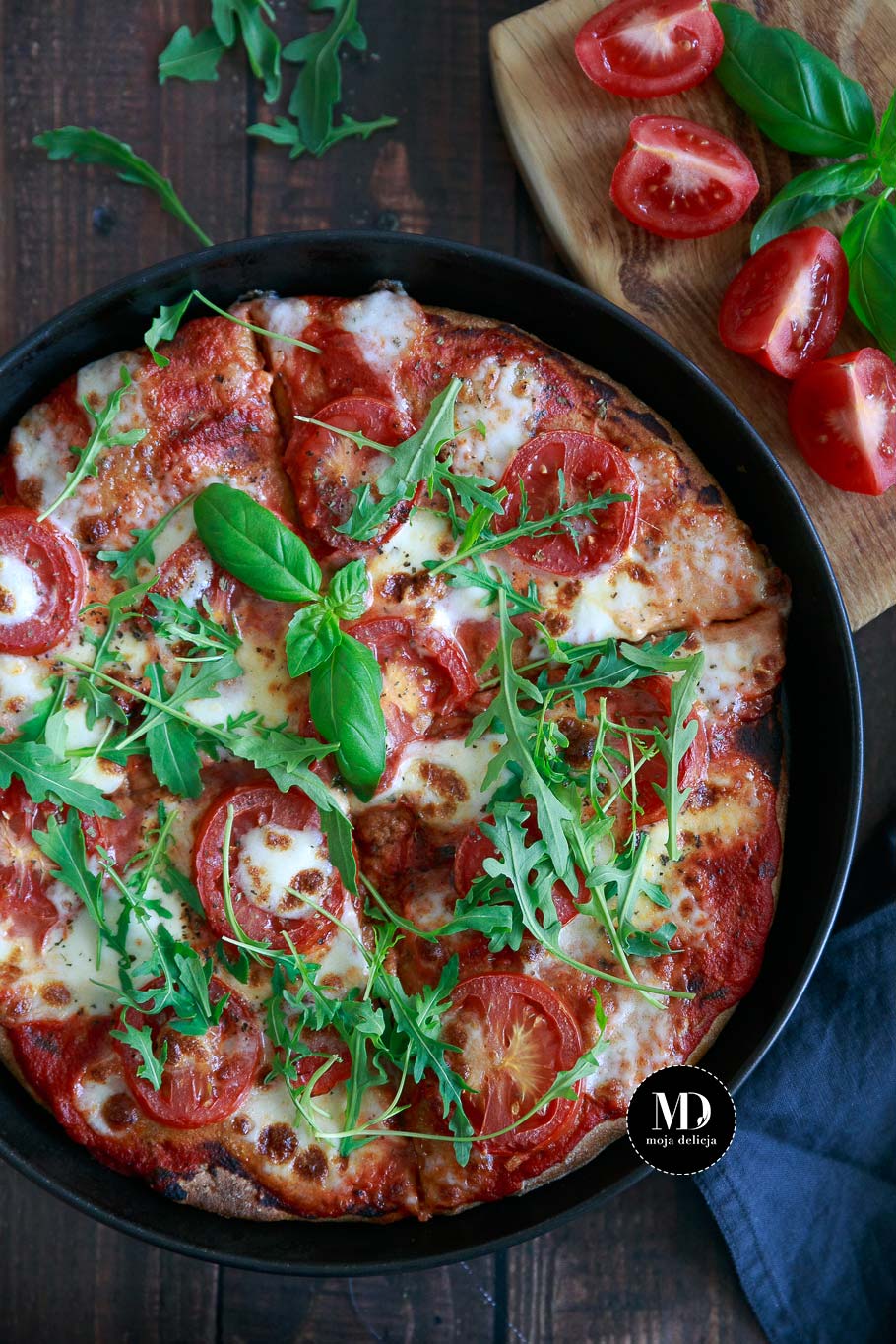 Zdrowa pizza z mąki orkiszowej z mozzarellą, pomidorami i rukolą