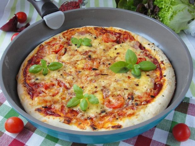Domowa i Szybka Pizza z Patelni – 12 Pysznych Przepisów na Pyszną Pizzę