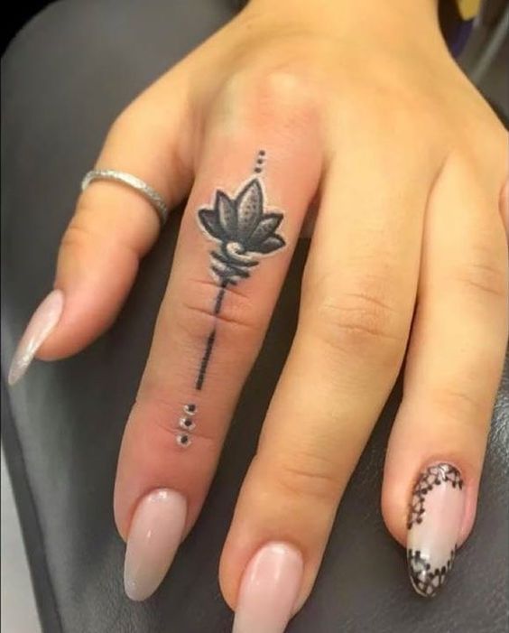 tatuaż na dłoni damski