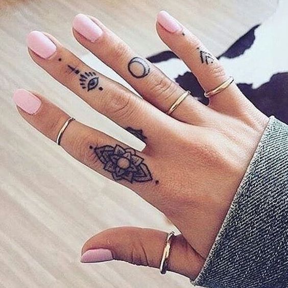 finger tatuaże na palcach