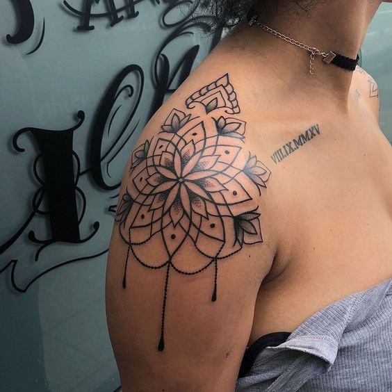 tatuaż na ramieniu damski delikatny