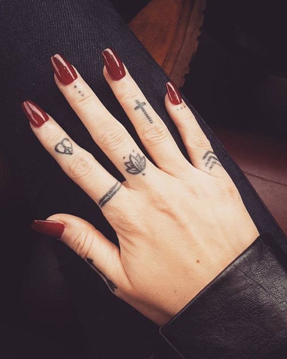 tatuaże na palcach damskie